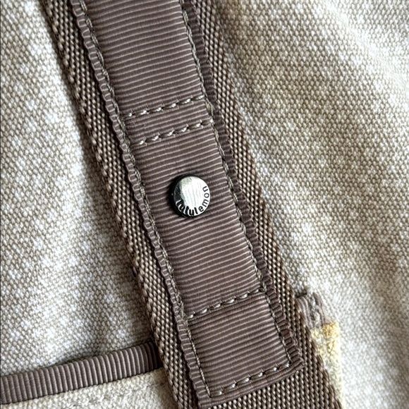 Lululemon Live Free Tote Bag – Versatile and Spacious - Picture 3 of 16